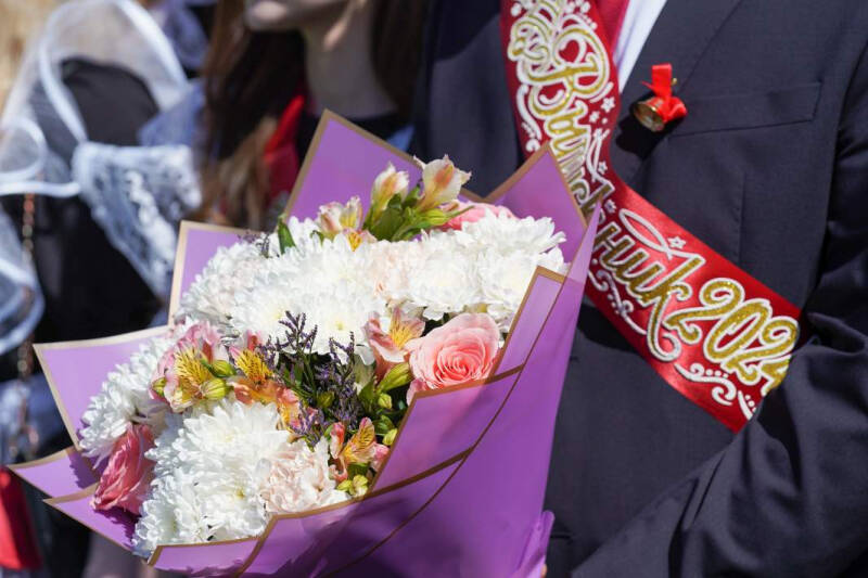 Тратят в школе: сколько стоит подготовить выпускника к последнему звонку