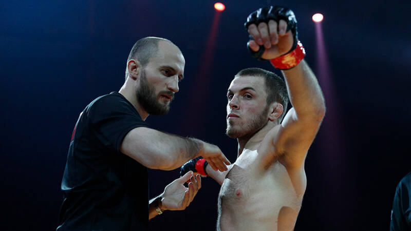 Российский боец Магомедов уступил американцу Миксу в борьбе за титул Bellator