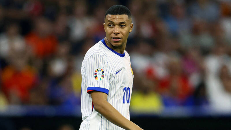 СМИ узнали о планах семьи Мбаппе купить футбольный клуб &laquo;Кан&raquo;