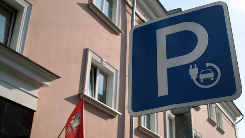 В Госдуме предложили оборудовать все парковки местами для электрокаров