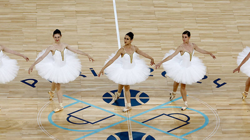 Во время баскетбольного матча США и Сербии на ОИ показали балет «Лебединое озеро»